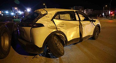 Elazığ'da tır ile otomobil çarpıştı: 4 yaralı
