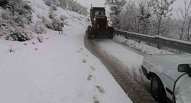 Elazığ'da yoğun kar yağışı sonrası yolda mahsur kalan araç kurtarıldı
