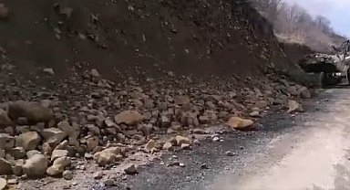 Elazığ'da yola düşen kaya parçaları kaldırıldı