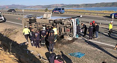 Elazığ'da yolcu midibüsü karşı şeride geçerek yan yattı: 25 yaralı