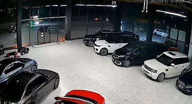 Elazığ'daki deprem oto galerinin kameralarına yansıdı