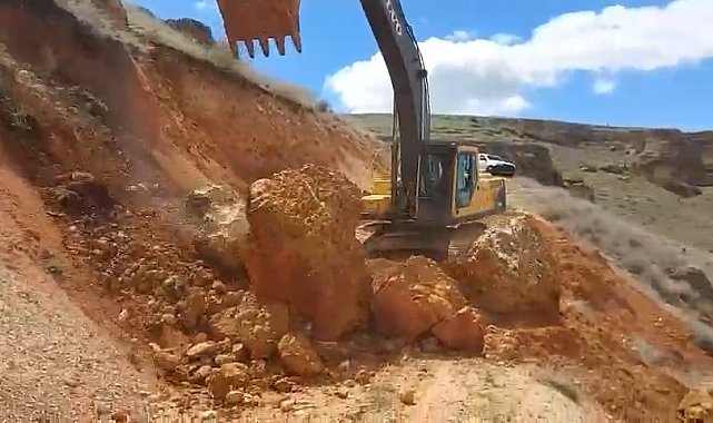 Elazığ'ın köy yollarında kaya düşmelerine karşı çalışma başlatıldı
