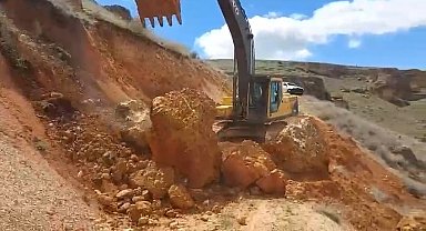 Elazığ'ın köy yollarında kaya düşmelerine karşı çalışma başlatıldı