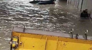 Fırat EDAŞ kepçe operatörü, mahsur kalan sürücüyü kurtardı