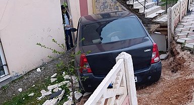 Kontrolden çıkan otomobil bahçeye uçtu