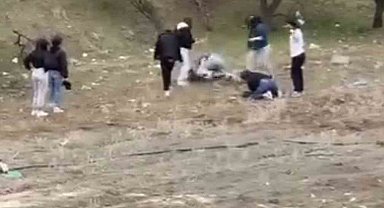 Tekme tokat birbirlerine giren genç kızların kavgası kamerada