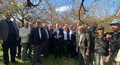 TZOB Genel Başkanı Bayraktar, Elazığ'da zirai dondan etkilenen üreticilerle bir araya geldi