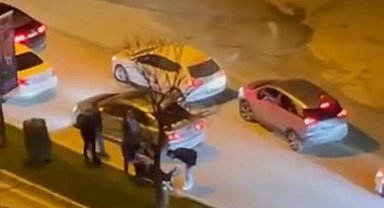 Yol verme tartışmasında trafikte araçlarını durdurup kavga ettiler