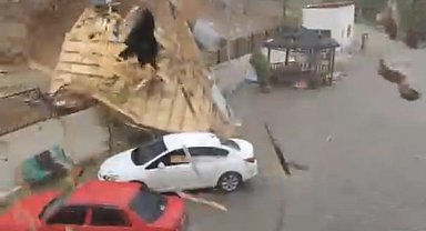 Elazığ'da fırtınadan uçan çatı araçların yanına düştü