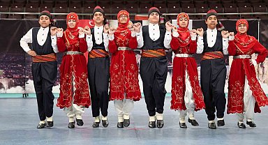 Elazığ'da halk oyunları yarışması renkli görüntüler oluşurdu