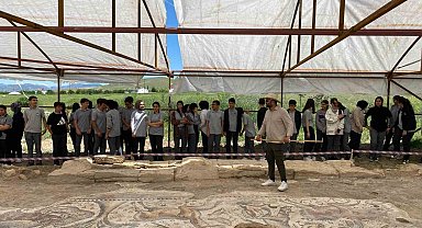 Elazığ'da öğrenciler tarihi mozaiği inceledi