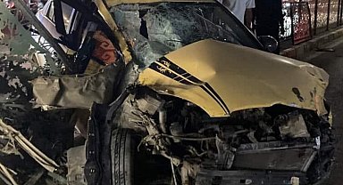 Elazığ'da otomobil refüjdeki bariyerlere çarptı: 1 yaralı