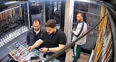 Elazığ'da saat hırsızlığı kamerada: Saatin fiyatını sordu, kameraya baktı, cebine atıp uzaklaştı