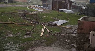 Karkaoçan'da fırtına evlerin çatılarını uçurdu