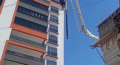 Beton pompasının üzerinde metrelerce yüksekliğe çıkan işçi, adeta ölüme meydan okudu