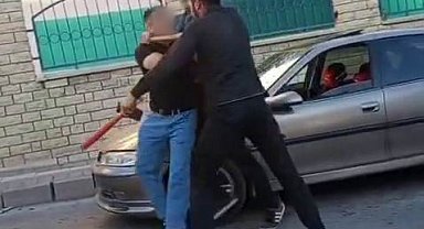 Elazığ'da baltalı-sopalı yol verme kavgası kamerada