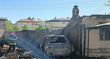 Elazığ'da korkutan yangın: Araba kullanılamaz hale geldi, odunluk kül oldu