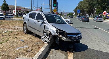 Elazığ'da otomobil refüje çıktı: 4 yaralı