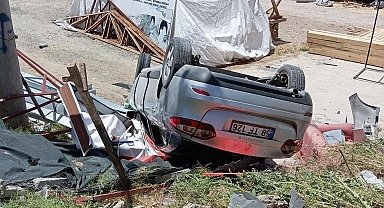 Elazığ'da otomobil şarampole devrildi: 2 yaralı