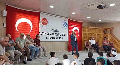 Kur'an kursunda karne ve ödül sevinci