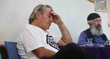 Bu kahvehaneye gelen uyuyor