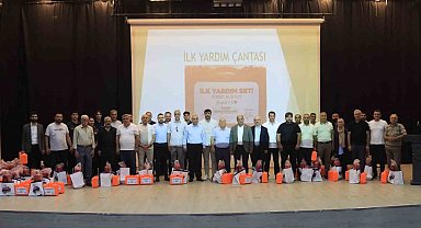 Elazığ Belediyesi muhtarlara ilk yardım ve yangın söndürme tüpü dağıttı