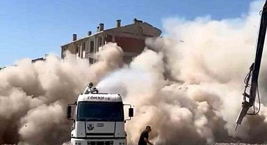 Elazığ'da ağır hasarlı bina tek dokunuş ile yıkıldı