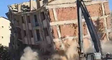 Elazığ'da ağır hasarlı binaların yıkımları sürüyor: Tek dokunuş ile yıkıldı