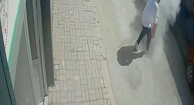 Elazığ'da araç yangını güvenlik kameralarına yansıdı