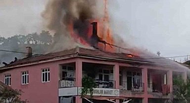 Elazığ'da çatı yangını, itfaiye tarafından söndürüldü
