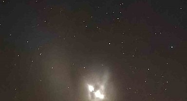 Elazığ'da gece saatlerinde gökyüzünde görülen ışık hüzmesi heyecanlandırdı