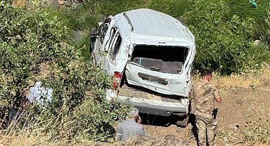 Elazığ'da hafif ticari araç şarampole uçtu: 1 ölü