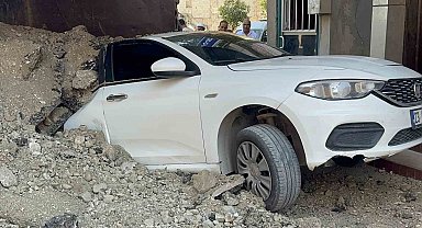 Elazığ'da hafriyat kamyonu otomobilin üzerinde devrildi: 1 yaralı