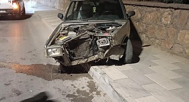 Elazığ'da otomobil duvara çarptı: 1 yaralı