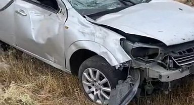 Elazığ'da otomobil şarampole yuvarlandı: 2 yaralı