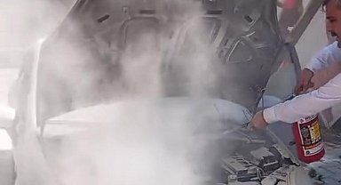 Elazığ'da park halindeki otomobil alev topuna döndü