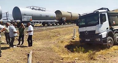Elazığ'da tren kamyona çarptı: 1 yaralı