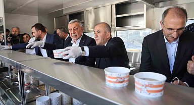 Elazığ'da vatandaşlara aşure ikram edildi