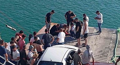 Feribottan atlayan şahsı vatandaşlar kurtardı