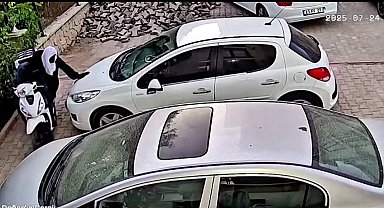 Kafasına atlet ve kask geçirerek hırsızlık girişiminde bulunan 2 şahıs kamerada