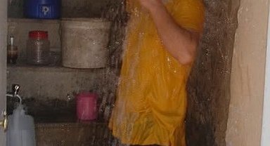 Sıcaklığa dayanamadı kafasından aşağı kovayla su döktü