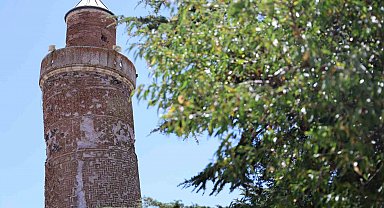 4 bin yıllık Harput'a gelenler, Pisa'dan daha eğri minareyi görünce şaşırıyor