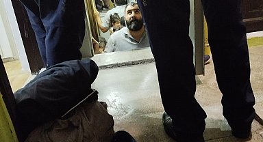 Asansörde kalan aileyi ekipler kurtardı