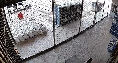 Bir çuval sebzeyi arabasına atıp gitti: O anlar kamerada