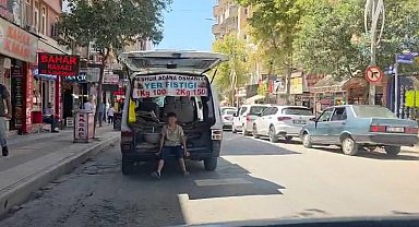 Çocuğun araç arkasındaki tehlikeli yolculuğu kamerada