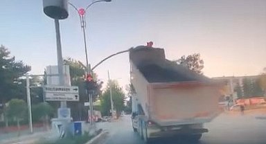 Damperi açık kamyon, trafik ışıklarına çarptı