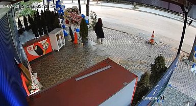 Dükkanın önündeki çiçeği alıp uzaklaşırken kameralara yakalandı