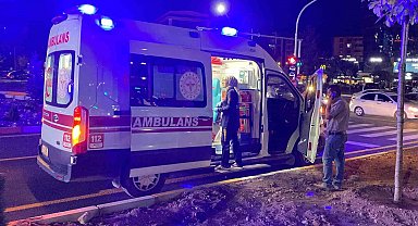 Elazığ'da ambulans otomobille çarpıştı: 3 yaralı
