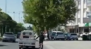 Elazığ'da bisikletlinin tehlikeli yolculuğu