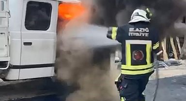 Elazığ'da park halindeki pikap yandı